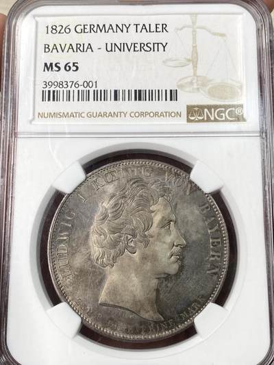 万国钱币拍卖第063期 - NGC MS65 1826年德国巴伐利亚路德维希一世纪念马克西米利安大学迁移大泰勒 为纪念马克西米利安大学从兰茨胡特迁至慕尼黑 路德维希一世敕令发行此枚泰勒加以纪念 双面原味厚重欧陆五彩裹身 底板类精制质感  是历史泰勒中不可多得顶级BU典藏级品质