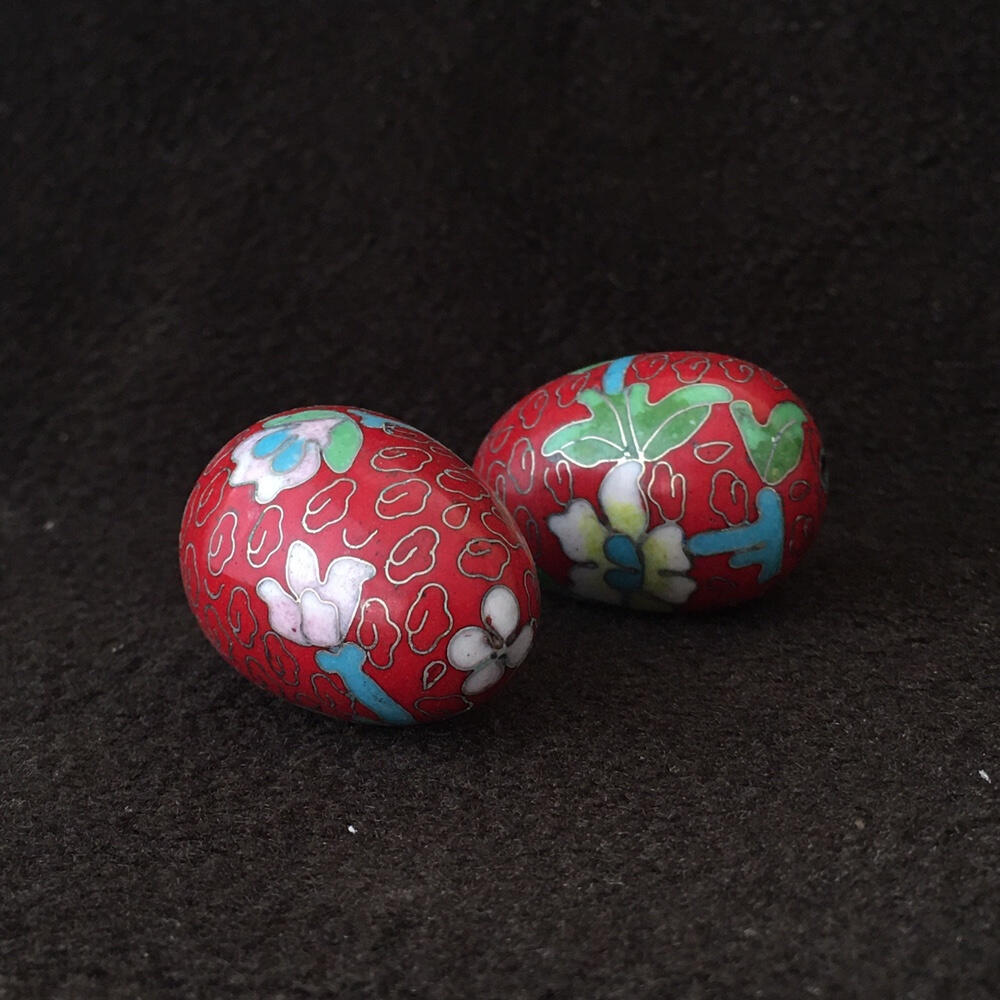         出口创汇时期红色铜胎掐丝珐琅磨光景泰蓝吉祥如意鸡蛋小摆件美品1对2只真品如图摆件旧藏文玩艺术收藏