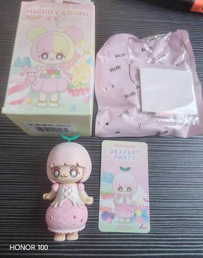 正版盲盒专场 - 52TOYS Kimmy&Miki 甜品派对系列盲盒 中的「草莓冰淇淋 Kimmy」款手办。