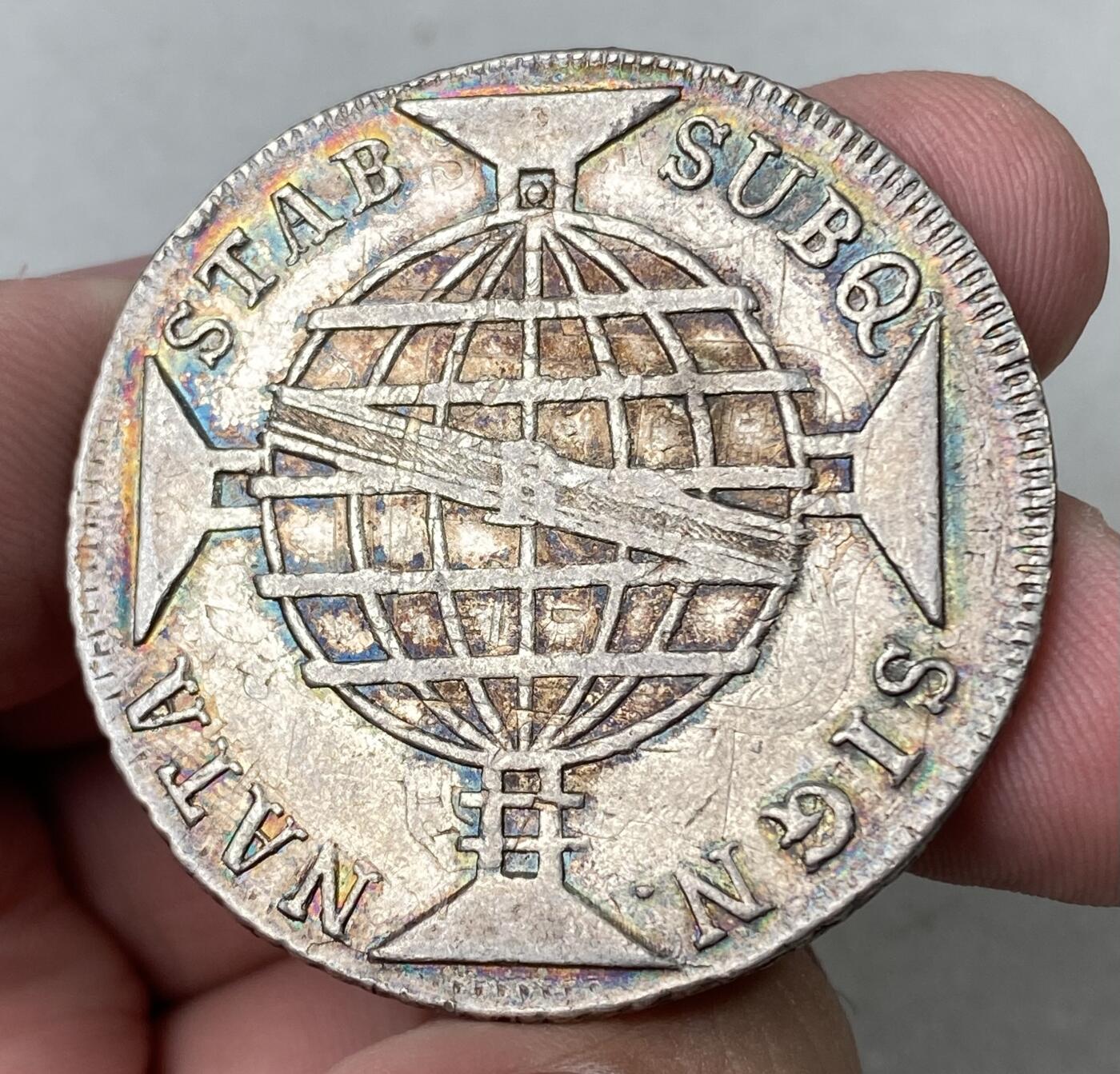 万国钱币拍卖第062期 1817年葡属巴西960R大银币 原味深打七彩环绕 双柱作为底胚非常明显 收藏品质