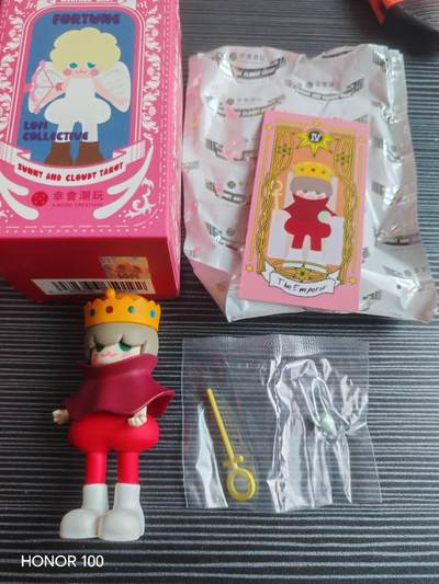 正版盲盒专场 - 幸会潮玩（XINGHUI CREATIONS）× LOFI COLLECTIVE 联名「Sunny and Cloudy Tarot 塔罗牌系列」盲盒 中的「战车（The Chariot）」款手办，也被称为狼妹塔罗牌系列。 ---- 品牌与系列：由韩国设计师崔恩星（Choi Eun Byeol）创立的LOFI COLLECTIVE与幸会潮玩联名