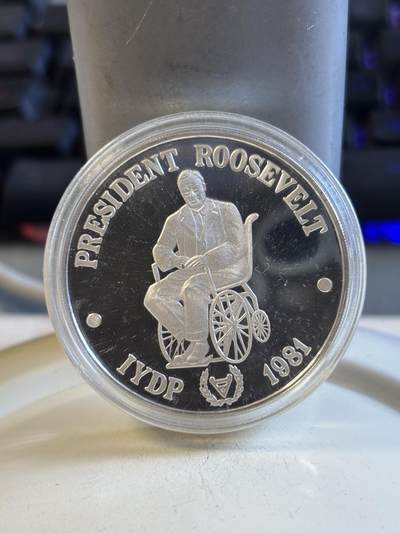 第193期拍卖 - 东加勒比2002年君王系列爱德华三世镀金纪念银币，925银镀金，28.28克，有氧化，塑料盒有瑕疵