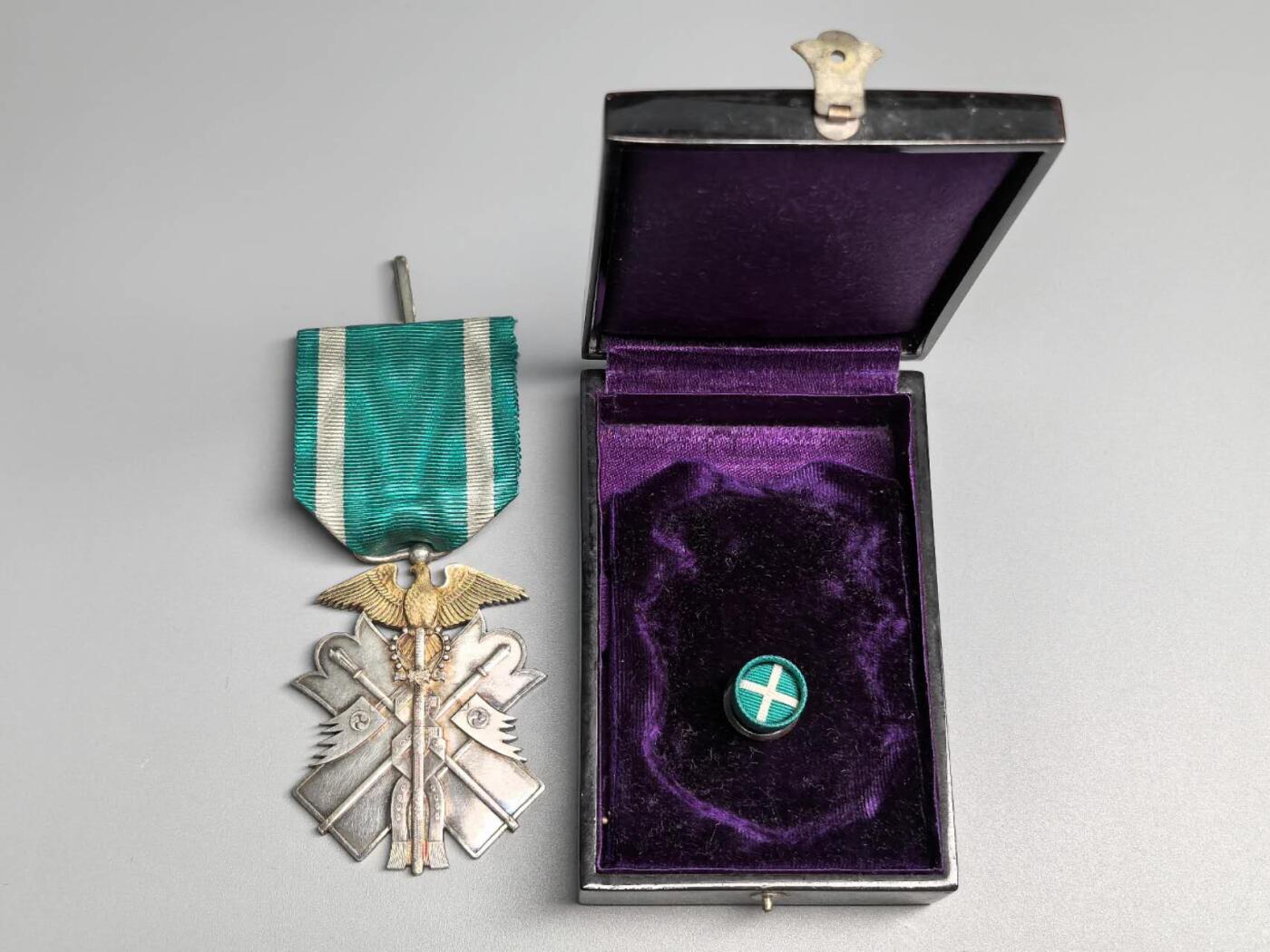 小驴勋章奖章收藏3月14日周六晚六点拍卖（珍爱和平，收藏战争，铭记历史，勿忘国耻，忠党爱国。有偿代拍，送拍规则在简介最后，参拍须阅读规则后再参拍，关系到运费包装发货时效真假辨别等关键信息，拍卖时不再发原图，看大图店主微信码在拍卖店铺介绍里） 功七级金勋章，原盒原略，银质部分镀金