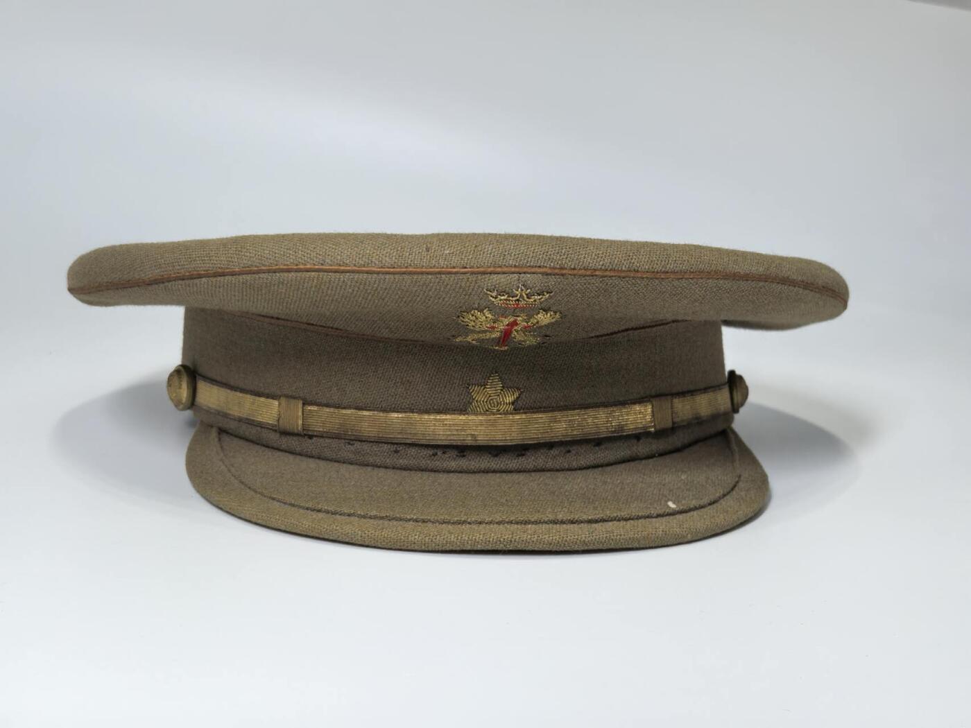 小驴勋章奖章收藏3月14日周六晚六点拍卖（珍爱和平，收藏战争，铭记历史，勿忘国耻，忠党爱国。有偿代拍，送拍规则在简介最后，参拍须阅读规则后再参拍，关系到运费包装发货时效真假辨别等关键信息，拍卖时不再发原图，看大图店主微信码在拍卖店铺介绍里） 西班牙m1943条例少尉军装一套，左胸俩奖章为复刻，右胸徽章和臂章为战后