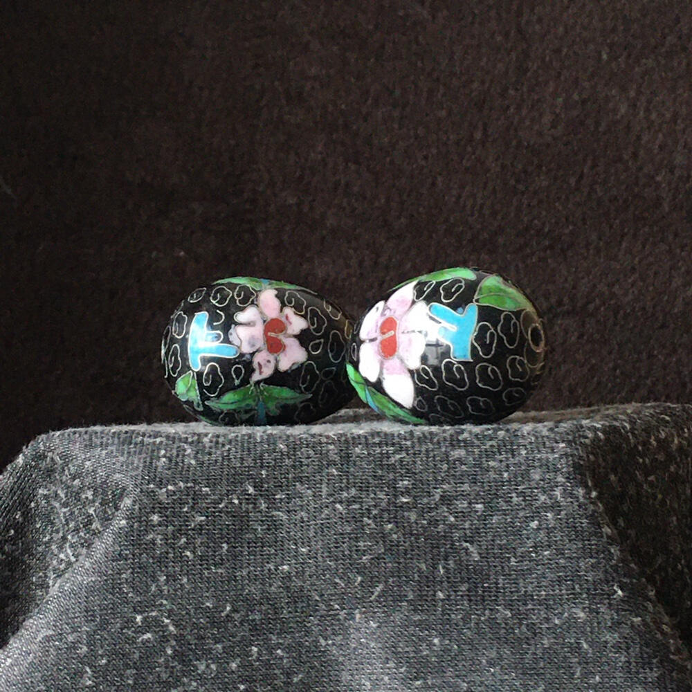         出口创汇时期黑色铜胎掐丝珐琅磨光景泰蓝吉祥如意鸡蛋小摆件美品1对2只真品如图摆件库存旧藏文玩艺术收藏