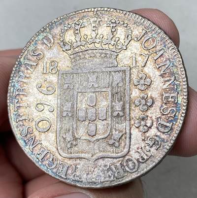 万国钱币拍卖第062期 - 1817年葡属巴西960R大银币 原味深打七彩环绕 双柱作为底胚非常明显 收藏品质