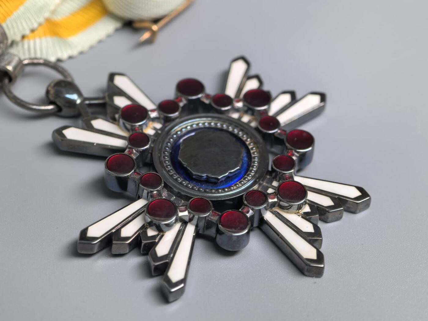 小驴勋章奖章收藏3月14日周六晚六点拍卖（珍爱和平，收藏战争，铭记历史，勿忘国耻，忠党爱国。有偿代拍，送拍规则在简介最后，参拍须阅读规则后再参拍，关系到运费包装发货时效真假辨别等关键信息，拍卖时不再发原图，看大图店主微信码在拍卖店铺介绍里） 勋六等瑞宝章，原盒原略，女版