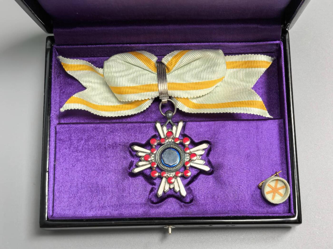 小驴勋章奖章收藏3月14日周六晚六点拍卖（珍爱和平，收藏战争，铭记历史，勿忘国耻，忠党爱国。有偿代拍，送拍规则在简介最后，参拍须阅读规则后再参拍，关系到运费包装发货时效真假辨别等关键信息，拍卖时不再发原图，看大图店主微信码在拍卖店铺介绍里） 勋六等瑞宝章，原盒原略，女版