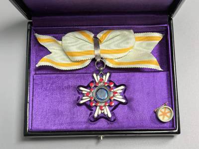 小驴勋章奖章收藏3月14日周六晚六点拍卖（珍爱和平，收藏战争，铭记历史，勿忘国耻，忠党爱国。有偿代拍，送拍规则在简介最后，参拍须阅读规则后再参拍，关系到运费包装发货时效真假辨别等关键信息，拍卖时不再发原图，看大图店主微信码在拍卖店铺介绍里） - 勋六等瑞宝章，原盒原略，女版