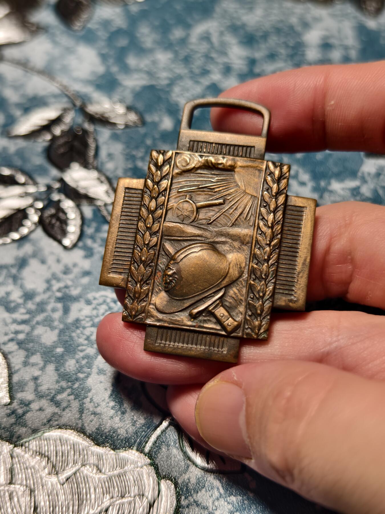 抚柳草堂-第十六期章牌钱币  奖章勋章限时免佣 满百包邮 放漏专场 1914-1918比利时一战炮火十字奖章  非常有设计感的一枚奖章- 中央为废弃战场浮雕：比利时阿德里安头盔压在刺刀上，背景是75毫米榴弹炮、破云而出的太阳与山峦 