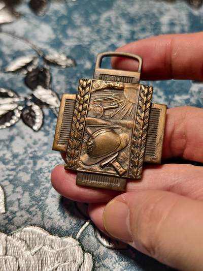 抚柳草堂-第十六期章牌钱币  奖章勋章限时免佣 满百包邮 放漏专场 - 1914-1918比利时一战炮火十字奖章  非常有设计感的一枚奖章- 中央为废弃战场浮雕：比利时阿德里安头盔压在刺刀上，背景是75毫米榴弹炮、破云而出的太阳与山峦 