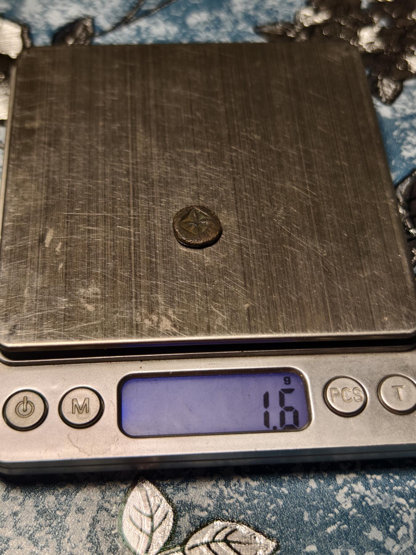 抚柳草堂-第十六期章牌钱币  奖章勋章限时免佣 满百包邮 放漏专场 三佛齐王国末期至满者伯夷王国早期打制小银币 1.6g重 正面有檀香花徽记，背面爪哇岛文，面值1 Unit或称Masa