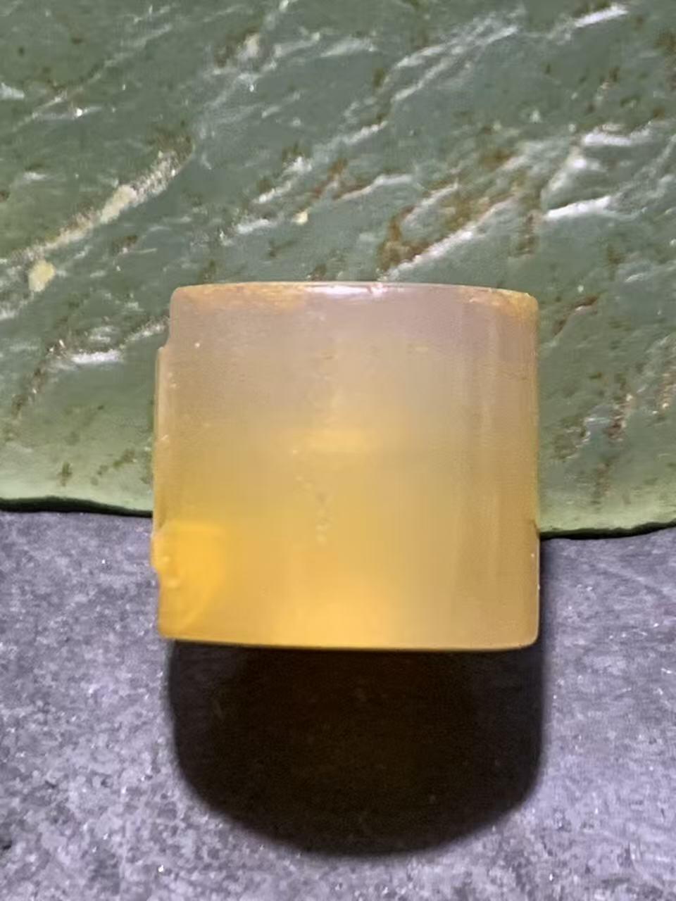 精美高玉化亚光冻料飘金沙鸡油黄战国红玛瑙手工俏色巧雕万字符墩子一个