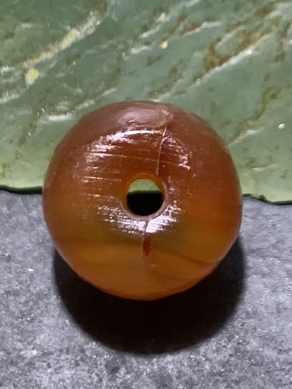 高玉化风化纹酒红玛瑙随形桶珠一颗，