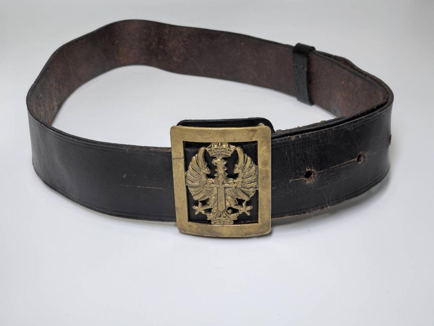 小驴勋章奖章收藏3月14日周六晚六点拍卖（珍爱和平，收藏战争，铭记历史，勿忘国耻，忠党爱国。有偿代拍，送拍规则在简介最后，参拍须阅读规则后再参拍，关系到运费包装发货时效真假辨别等关键信息，拍卖时不再发原图，看大图店主微信码在拍卖店铺介绍里） 西班牙m1943条例少尉军装一套，左胸俩奖章为复刻，右胸徽章和臂章为战后