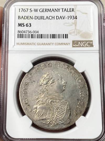 万国钱币拍卖第063期 - NGC MS63 1767年神圣罗马帝国-巴登-杜拉赫藩侯国领地卡尔·弗里德里希藩王狮鹫盾徽大泰勒 无论是人物雕刻亦或是狮鹫盾徽都具有卓越的视觉冲击力 币面每个细节都精雕细琢 胸甲上的鳞片异常清晰 香槟色调倒影包浆与浮雕质感的纹章交相辉映 这无疑是帝国泰勒系列中不可错过的一枚珍品