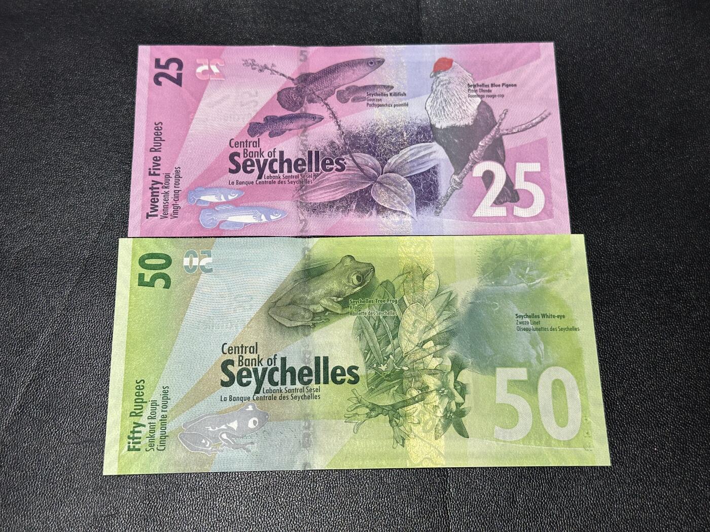 《外钞收藏家》第六百一十七期（精选场）（长期征集拍品、欢迎藏友们联系合作） 塞舌尔25（圆圆号）和50卢比 2张一起 尾3同966 全新UNC