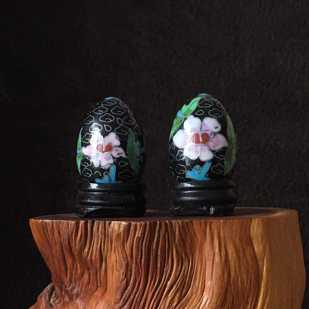         出口创汇时期黑色铜胎掐丝珐琅磨光景泰蓝吉祥如意鸡蛋小摆件美品1对2只真品如图摆件库存旧藏文玩艺术收藏