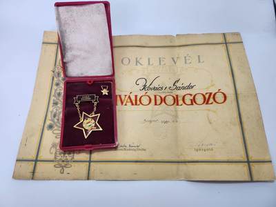 南水社第3次拍卖 春季专场 - 匈牙利人民共和国“优秀劳动者”奖章证书1950年4月4日签发，证书有明显折痕污渍 章体完好盒子内衬发霉 