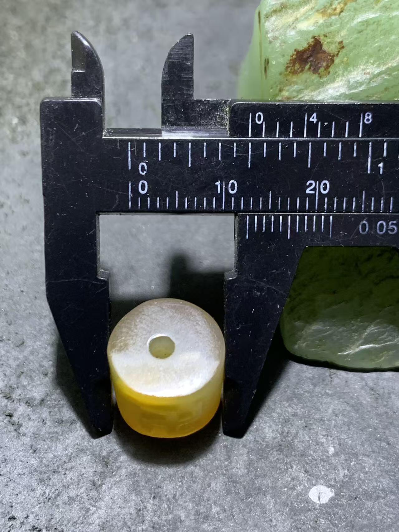 精美高玉化亚光冻料飘金沙鸡油黄战国红玛瑙手工俏色巧雕万字符墩子一个