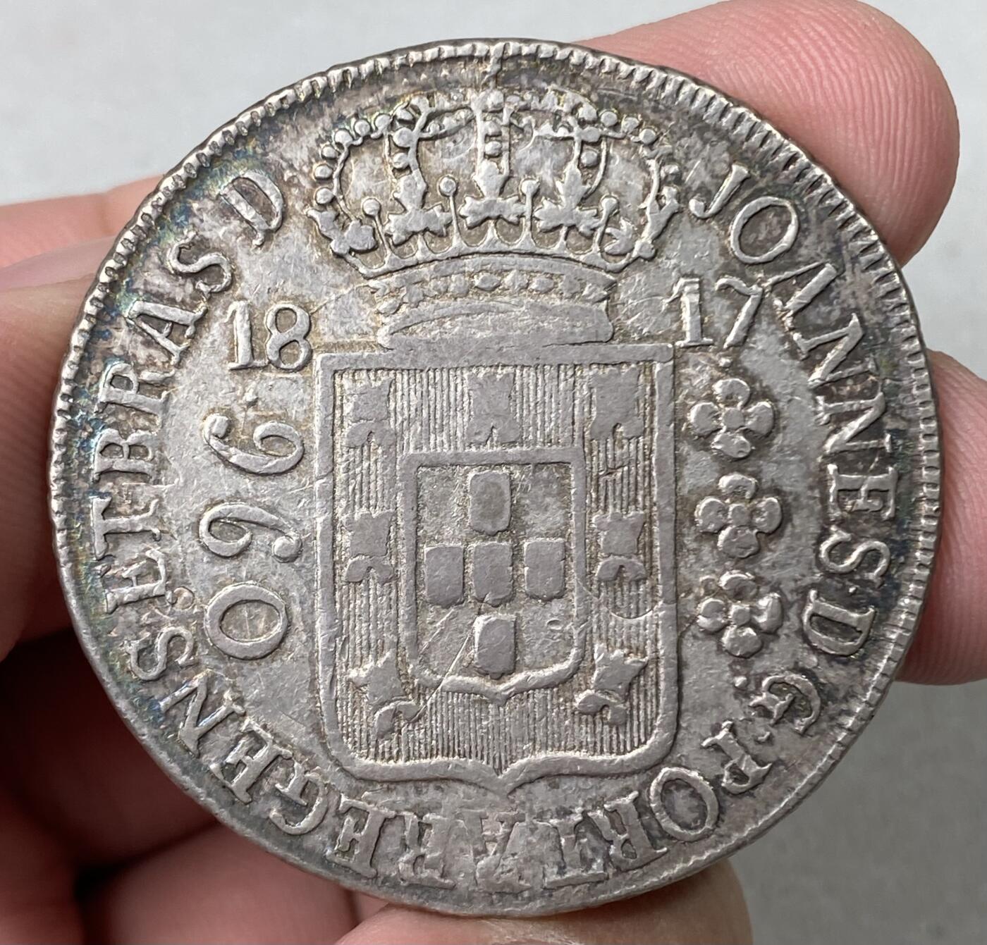 万国钱币拍卖第062期 1817年葡属巴西960R大银币 原味深打七彩环绕 双柱作为底胚非常明显 收藏品质