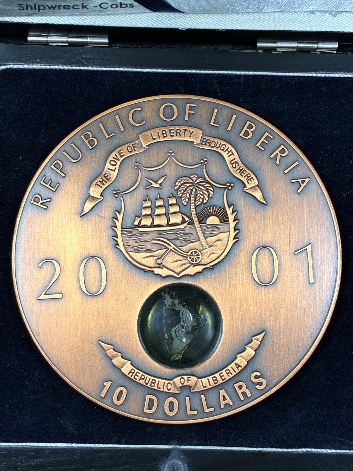 【雨安】【直播拍卖】【第0127期-裸币套币】2026-03-13 周五 19:30 (金价1140, 银价21.50) [现代装帧] Liberia 利比里亚 10元 2001年 镶嵌路易莎公主号沉船碎片 特大纪念币 [发行量2000][770克, 100mm]