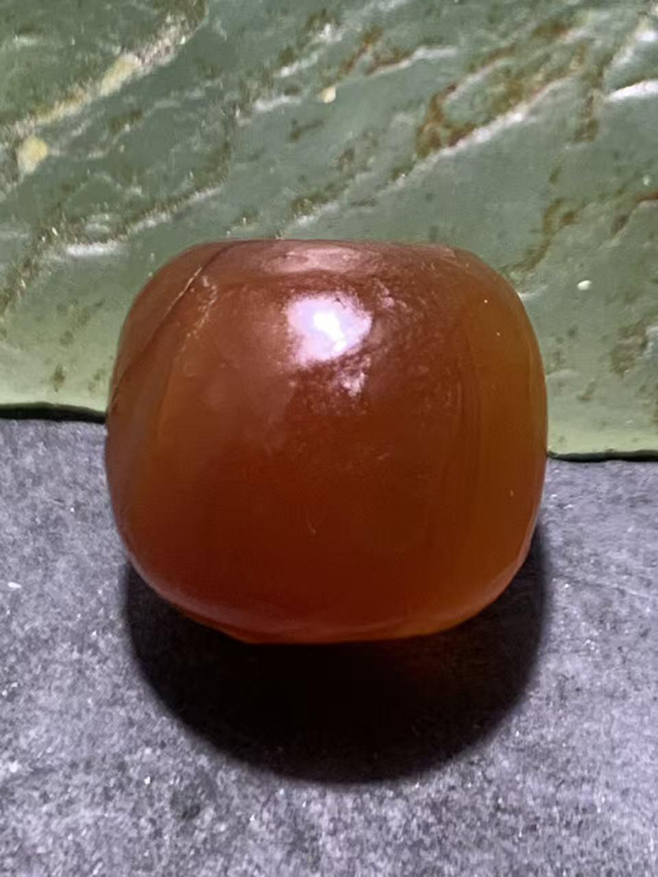 高玉化风化纹酒红玛瑙随形桶珠一颗，