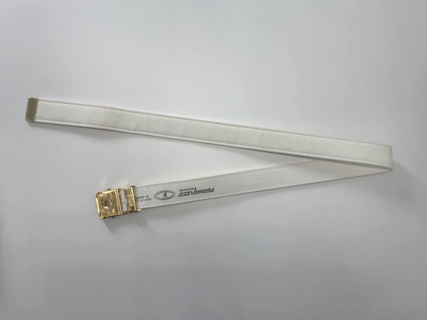 小驴勋章奖章收藏3月14日周六晚六点拍卖（珍爱和平，收藏战争，铭记历史，勿忘国耻，忠党爱国。有偿代拍，送拍规则在简介最后，参拍须阅读规则后再参拍，关系到运费包装发货时效真假辨别等关键信息，拍卖时不再发原图，看大图店主微信码在拍卖店铺介绍里） 原品美国海军上校夏季短袖白甲一套，包含短袖、裤子、腰带、肩章，手工测量数据：肩宽46.5cm，袖长25cm，衣长80cm，胸围110cm，裤长102cm，腰围89cm，腰带94cm，胸前针眼表明原主人获勋颇丰。