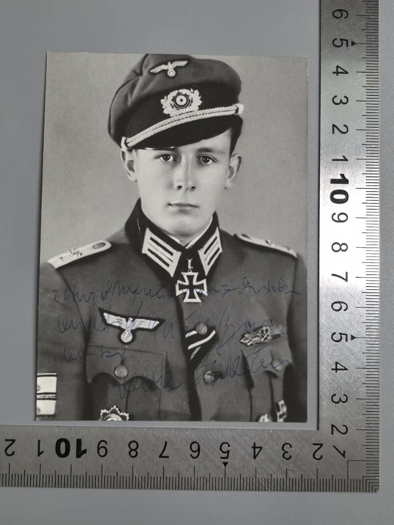 小驴勋章奖章收藏3月14日周六晚六点拍卖（珍爱和平，收藏战争，铭记历史，勿忘国耻，忠党爱国。有偿代拍，送拍规则在简介最后，参拍须阅读规则后再参拍，关系到运费包装发货时效真假辨别等关键信息，拍卖时不再发原图，看大图店主微信码在拍卖店铺介绍里） 卡尔·巴克尔中尉战后签名照，获得骑士勋章，铜级近战勋章，坦克击毁章，陆军荣誉勋饰，金质大德意志十字勋章，卡纸材质，请自辨