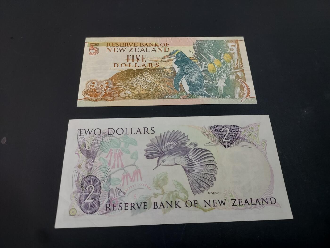 博彦收藏  AM 3月21日 8点钱币专场 全场包邮 新西兰 女皇2元（8品，右下角有5字印章）、5元（85品）