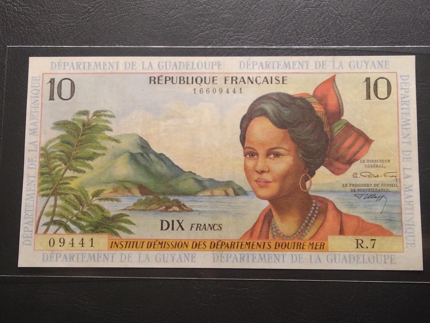 2026三月第二期，总219期 法属安的列斯1963版10法郎流通好品XF 民族服饰女孩和甘蔗收获