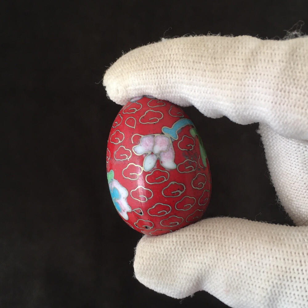         出口创汇时期红色铜胎掐丝珐琅磨光景泰蓝吉祥如意鸡蛋小摆件美品1对2只真品如图摆件旧藏文玩艺术收藏