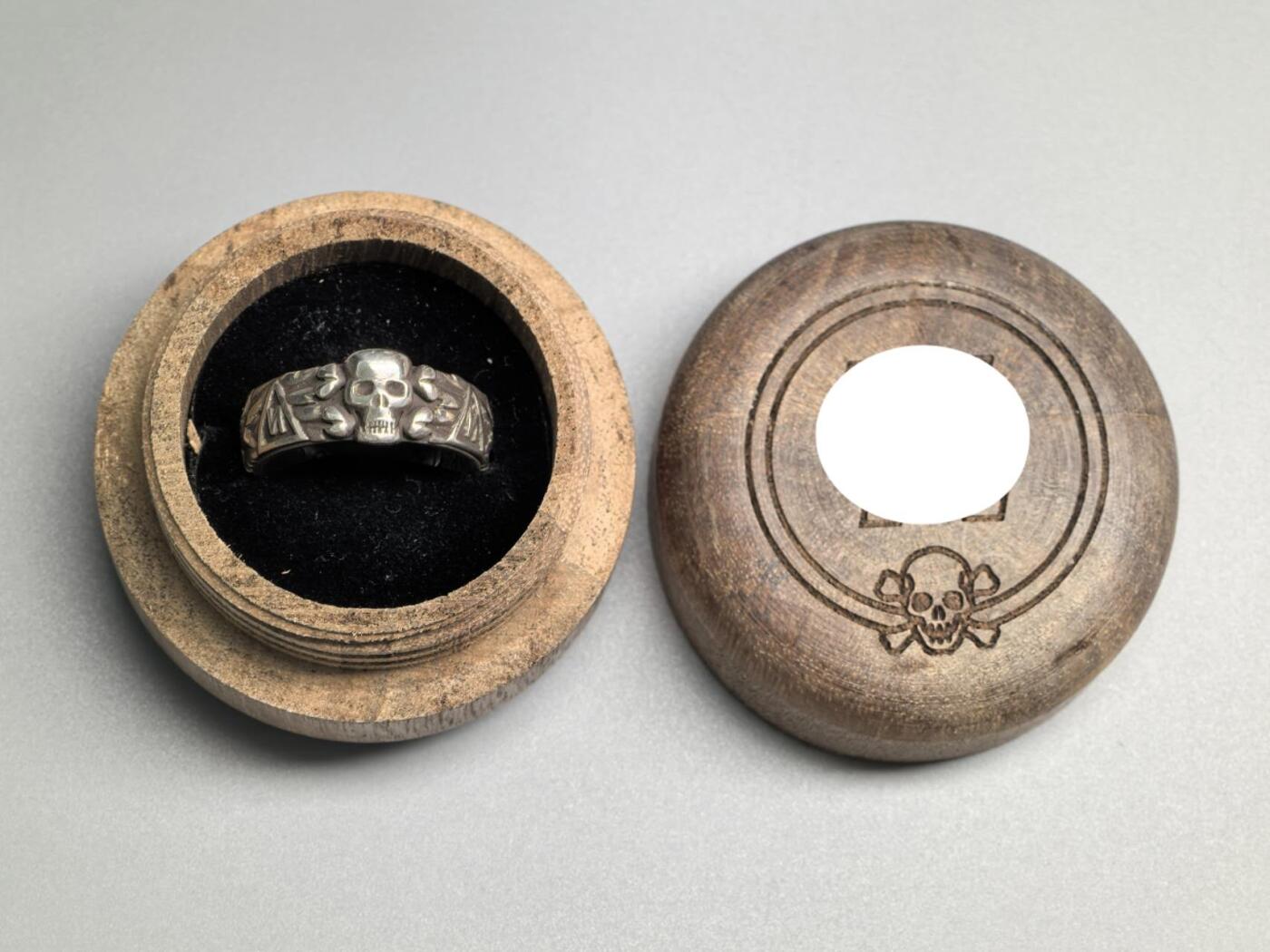 小驴勋章奖章收藏3月14日周六晚六点拍卖（珍爱和平，收藏战争，铭记历史，勿忘国耻，忠党爱国。有偿代拍，送拍规则在简介最后，参拍须阅读规则后再参拍，关系到运费包装发货时效真假辨别等关键信息，拍卖时不再发原图，看大图店主微信码在拍卖店铺介绍里） 现代工艺品 得三SS荣誉戒指，纯银材质，带现代工艺品木盒，港码20码