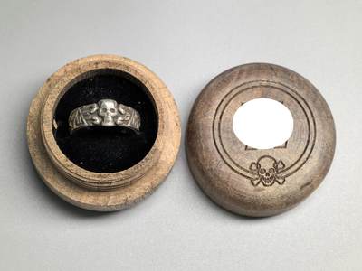 小驴勋章奖章收藏3月14日周六晚六点拍卖（珍爱和平，收藏战争，铭记历史，勿忘国耻，忠党爱国。有偿代拍，送拍规则在简介最后，参拍须阅读规则后再参拍，关系到运费包装发货时效真假辨别等关键信息，拍卖时不再发原图，看大图店主微信码在拍卖店铺介绍里） - 现代工艺品 得三SS荣誉戒指，纯银材质，带现代工艺品木盒，港码20码