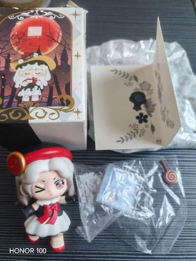 正版盲盒专场 - 「捣蛋的洛可可」系列盲盒 中的「biubiubiu（糖果COCO洛）」款手办。 ---