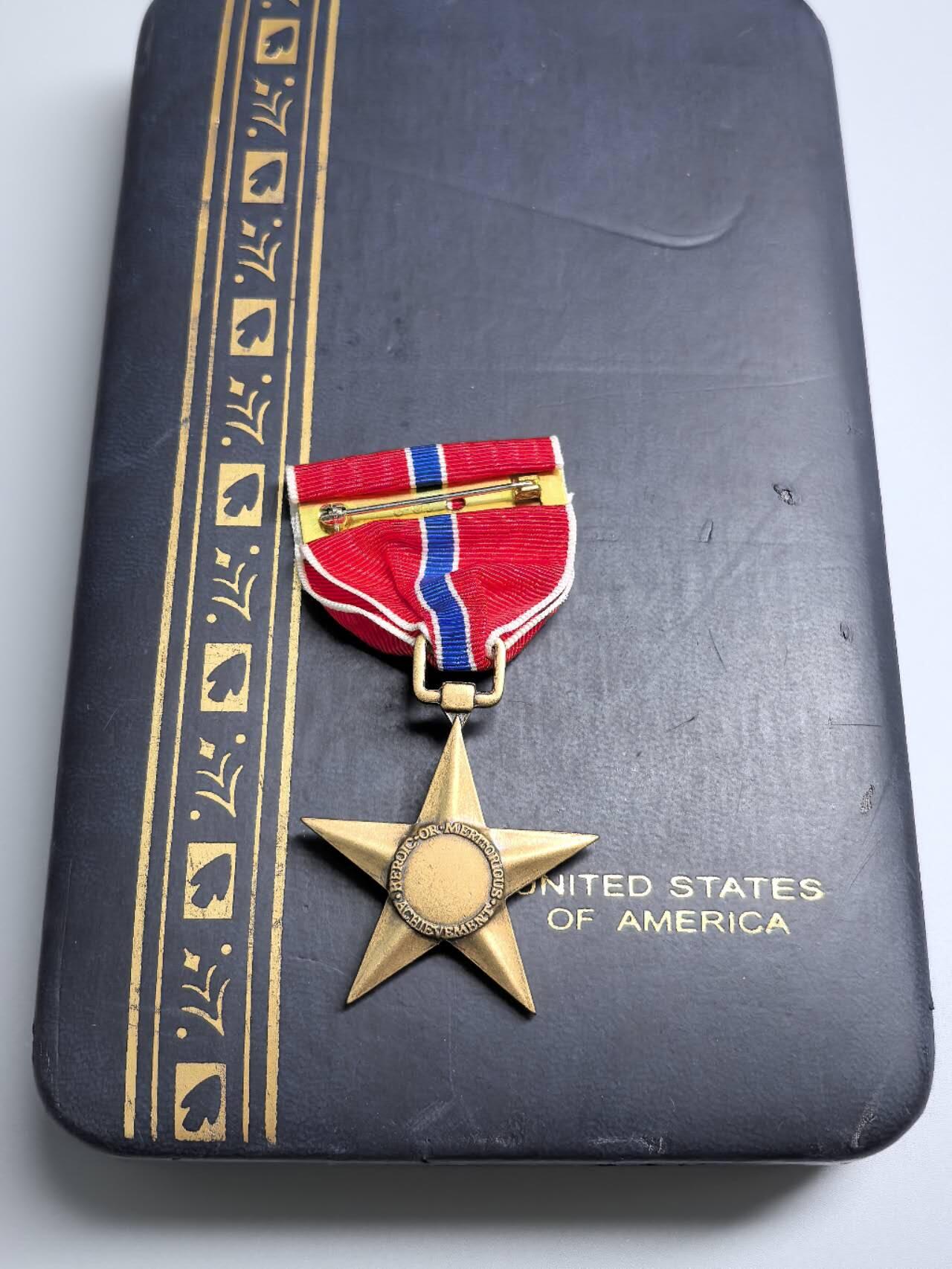 小驴勋章奖章收藏3月14日周六晚六点拍卖（珍爱和平，收藏战争，铭记历史，勿忘国耻，忠党爱国。有偿代拍，送拍规则在简介最后，参拍须阅读规则后再参拍，关系到运费包装发货时效真假辨别等关键信息，拍卖时不再发原图，看大图店主微信码在拍卖店铺介绍里） 美军铜星勋章带盒带略