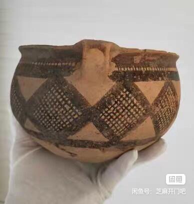 马家窑马厂彩陶罐 马家窑彩陶双耳钵 距今4000年经典红泥网格纹 年代:新石器 该钵属马家窑马厂鸳鸯池类型。特殊物品售出不退。 红黑两彩彩质浓而均匀，既不发亮也不黯淡。胎质干净微微发黄。高11囗径18底10重843克