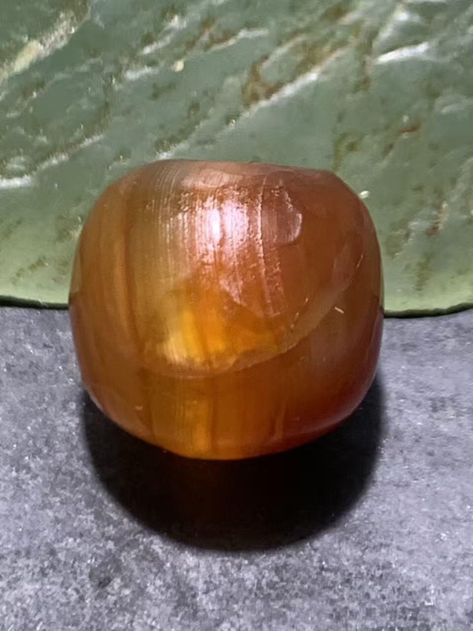 高玉化风化纹酒红玛瑙随形桶珠一颗，