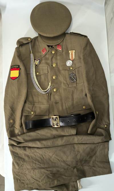 小驴勋章奖章收藏3月14日周六晚六点拍卖（珍爱和平，收藏战争，铭记历史，勿忘国耻，忠党爱国。有偿代拍，送拍规则在简介最后，参拍须阅读规则后再参拍，关系到运费包装发货时效真假辨别等关键信息，拍卖时不再发原图，看大图店主微信码在拍卖店铺介绍里） - 西班牙m1943条例少尉军装一套，左胸俩奖章为复刻，右胸徽章和臂章为战后