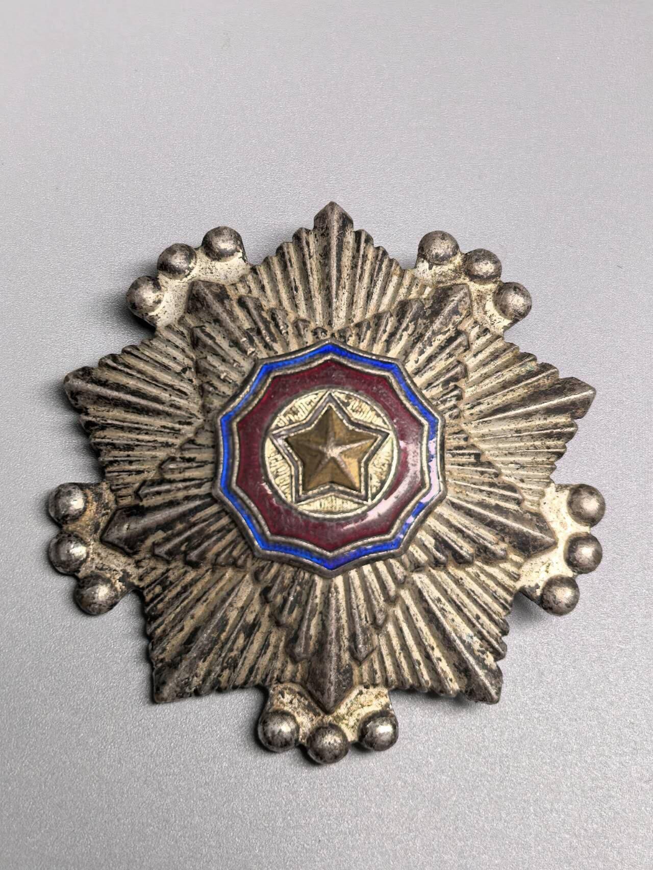 小驴勋章奖章收藏3月14日周六晚六点拍卖（珍爱和平，收藏战争，铭记历史，勿忘国耻，忠党爱国。有偿代拍，送拍规则在简介最后，参拍须阅读规则后再参拍，关系到运费包装发货时效真假辨别等关键信息，拍卖时不再发原图，看大图店主微信码在拍卖店铺介绍里） 三级国旗勋章3