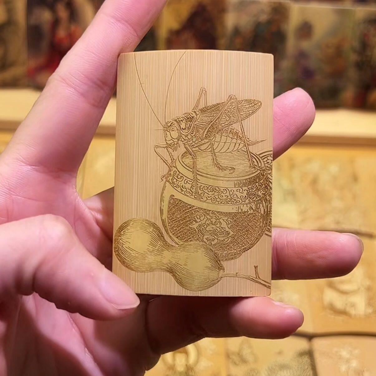 听雨轩（75）竹牌专场 留青工艺竹牌手把件4*6cm  蝈蝈