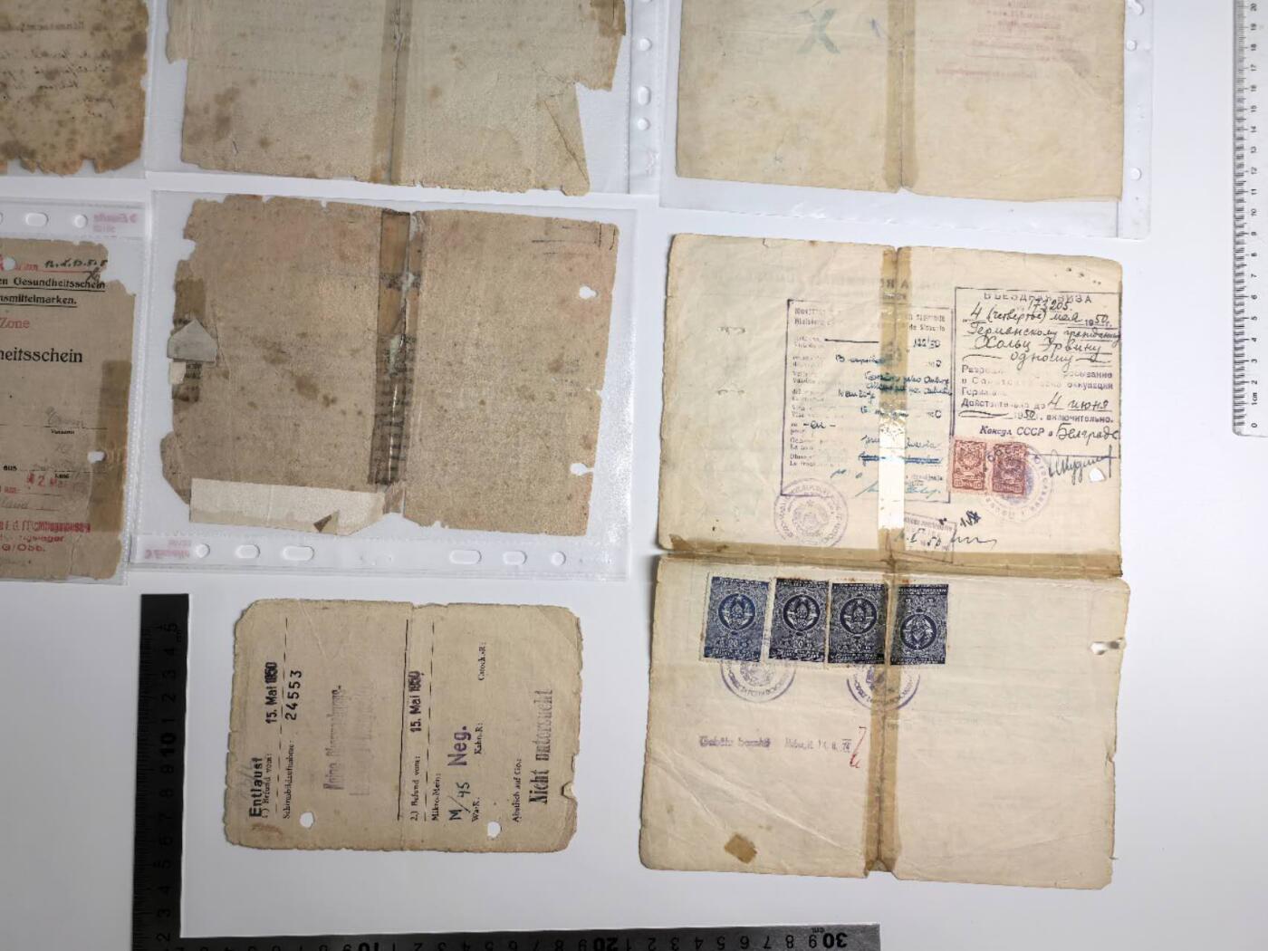 小驴勋章奖章收藏3月14日周六晚六点拍卖（珍爱和平，收藏战争，铭记历史，勿忘国耻，忠党爱国。有偿代拍，送拍规则在简介最后，参拍须阅读规则后再参拍，关系到运费包装发货时效真假辨别等关键信息，拍卖时不再发原图，看大图店主微信码在拍卖店铺介绍里） 战俘营释放证明，通行证等一组证件（送拍方表示为突破封锁奖章相关我机翻没翻译太明白）