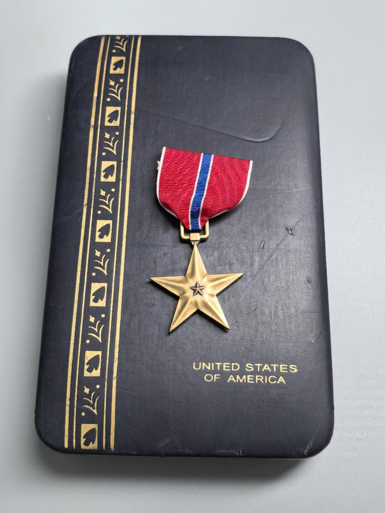 小驴勋章奖章收藏3月14日周六晚六点拍卖（珍爱和平，收藏战争，铭记历史，勿忘国耻，忠党爱国。有偿代拍，送拍规则在简介最后，参拍须阅读规则后再参拍，关系到运费包装发货时效真假辨别等关键信息，拍卖时不再发原图，看大图店主微信码在拍卖店铺介绍里） 美军铜星勋章带盒带略