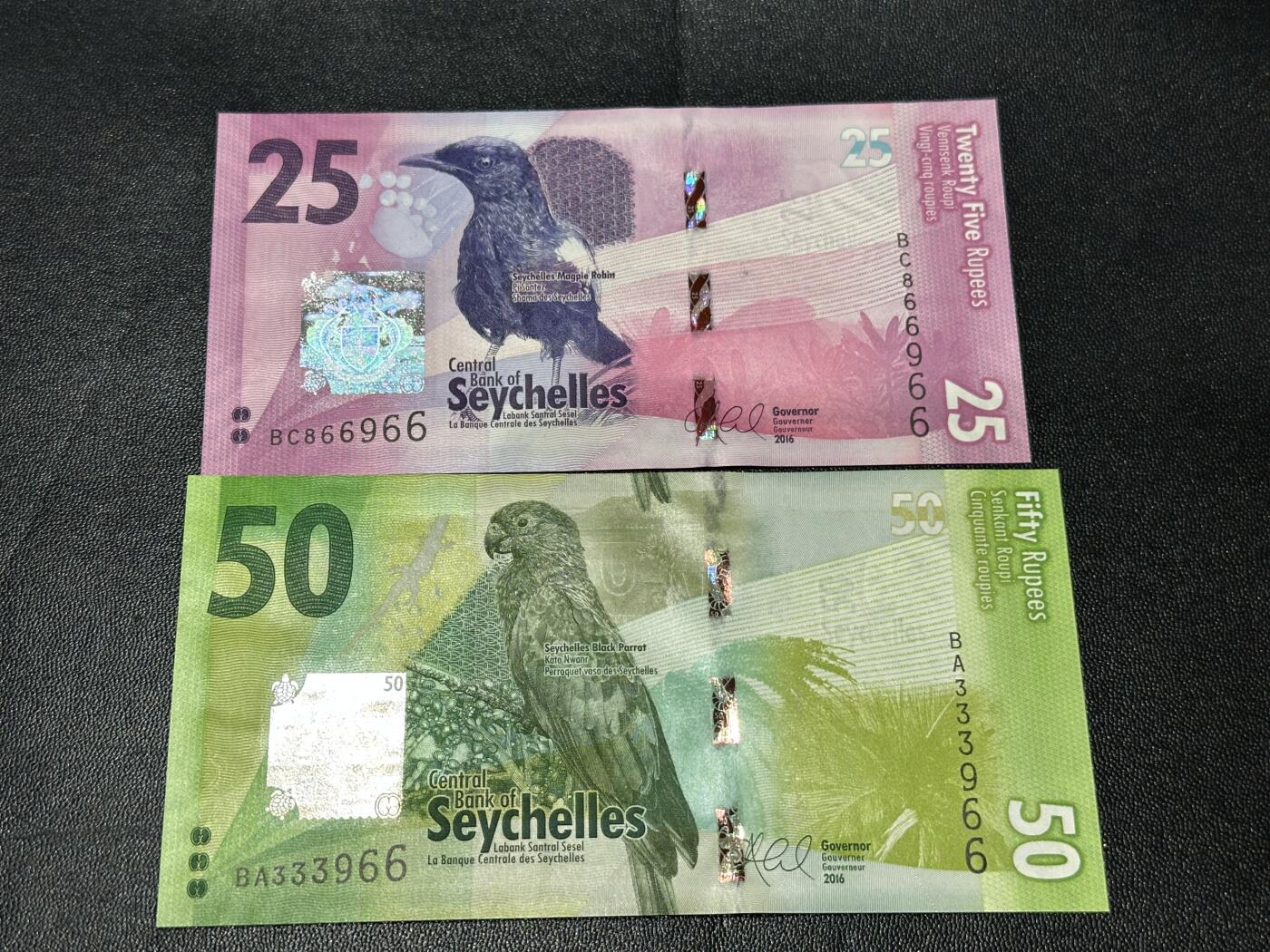 《外钞收藏家》第六百一十七期（精选场）（长期征集拍品、欢迎藏友们联系合作） 塞舌尔25（圆圆号）和50卢比 2张一起 尾3同966 全新UNC