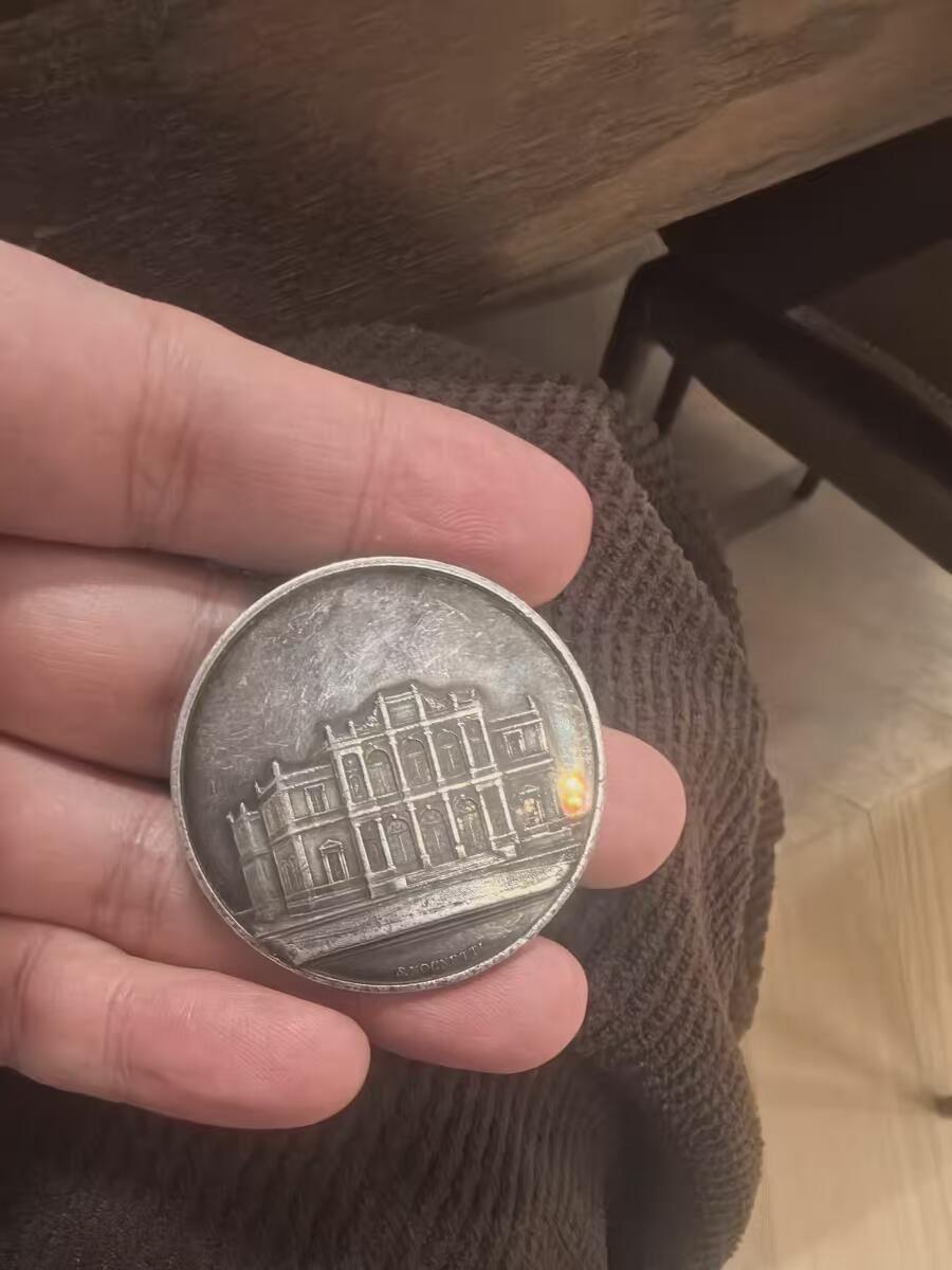 欧洲银章铜章、银币 日内瓦音乐学院银质纪念银章34.2克 这是一枚来自瑞士日内瓦音乐学院（Conservatoire de Musique de Genève）的银质纪念章，是为了表彰1915年的优秀学生Marcel Blouin而颁发的。 正面（Avers）二等奖