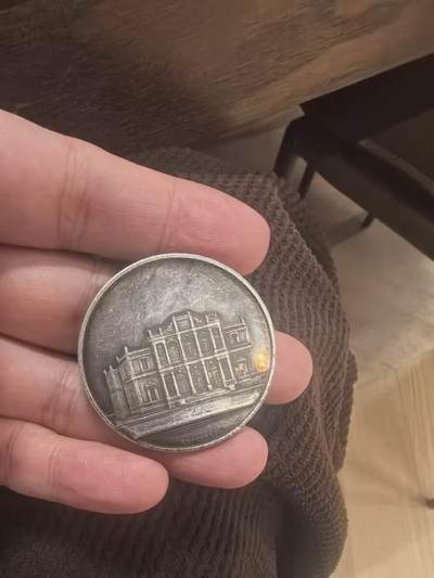 欧洲银章、铜章，大优惠起拍价都是银价计算 日内瓦音乐学院银质纪念银章34.2克 这是一枚来自瑞士日内瓦音乐学院（Conservatoire de Musique de Genève）的银质纪念章，是为了表彰1915年的优秀学生Marcel Blouin而颁发的。 正面（Avers）二等奖