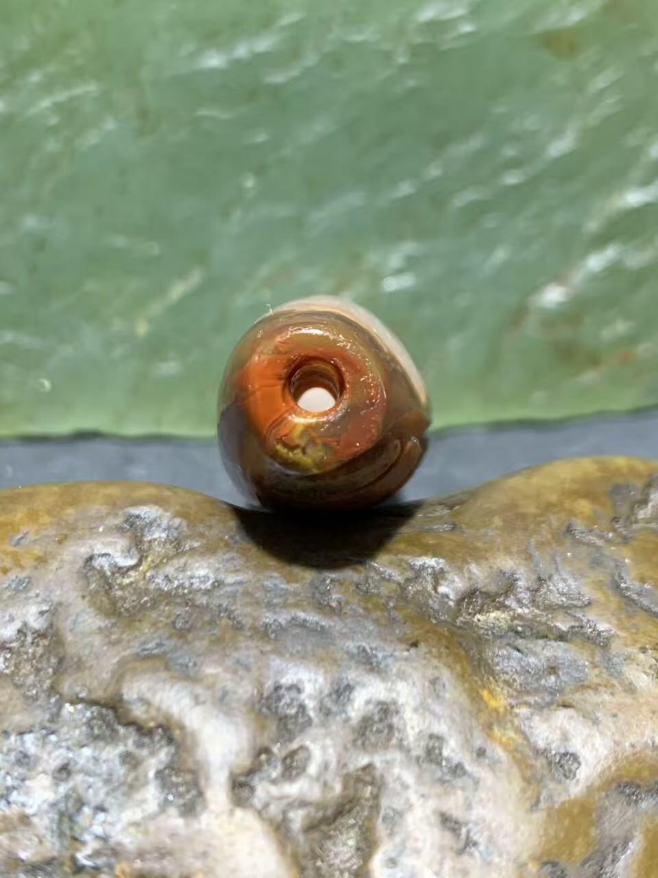 精美冰飘亚光战国红玛瑙手工俏色巧雕武财神忠义关二爷随形桶珠一颗