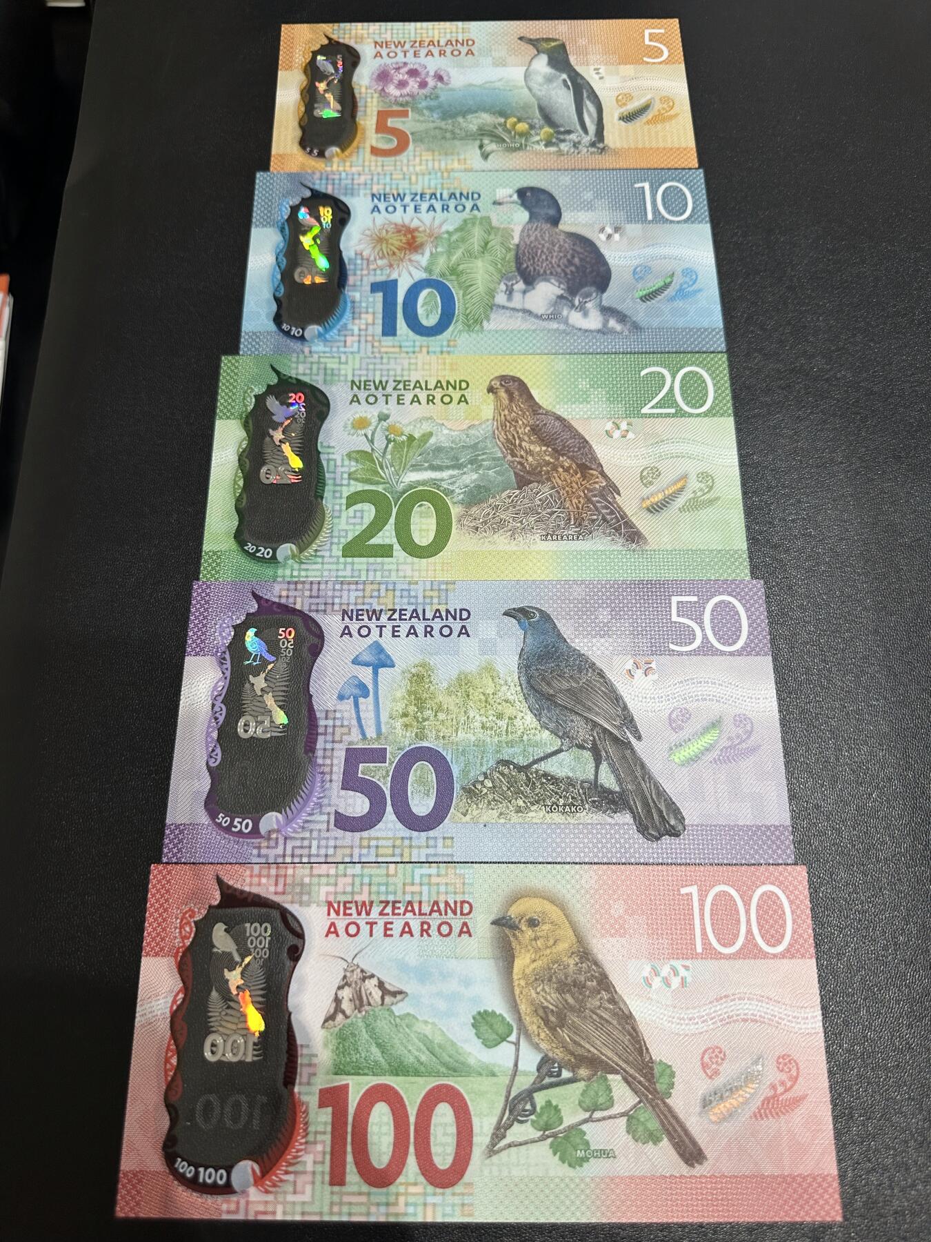 《外钞收藏家》第六百一十七期（精选场）（长期征集拍品、欢迎藏友们联系合作） 新西兰最新版塑料钞5-100元 5张一起 全新UNC