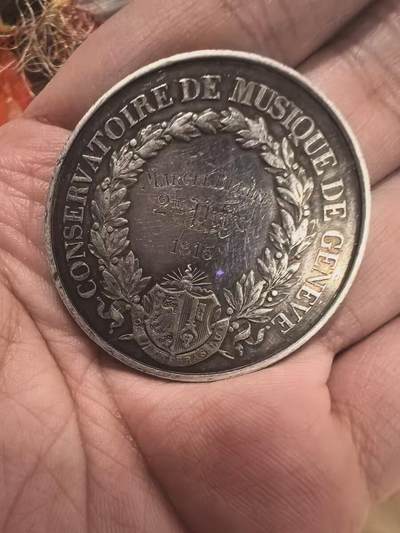 欧洲银章、铜章，大优惠起拍价都是银价计算 日内瓦音乐学院银质纪念银章34.2克 这是一枚来自瑞士日内瓦音乐学院（Conservatoire de Musique de Genève）的银质纪念章，是为了表彰1915年的优秀学生Marcel Blouin而颁发的。 正面（Avers）二等奖