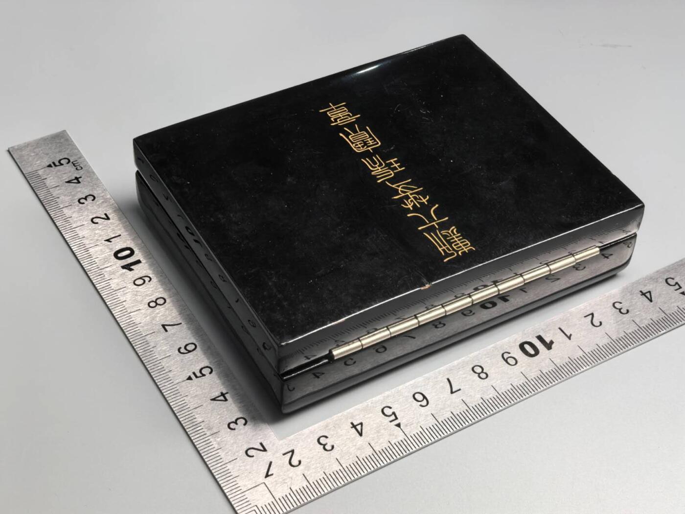 小驴勋章奖章收藏3月14日周六晚六点拍卖（珍爱和平，收藏战争，铭记历史，勿忘国耻，忠党爱国。有偿代拍，送拍规则在简介最后，参拍须阅读规则后再参拍，关系到运费包装发货时效真假辨别等关键信息，拍卖时不再发原图，看大图店主微信码在拍卖店铺介绍里） 勋六等瑞宝章，原盒原略，女版